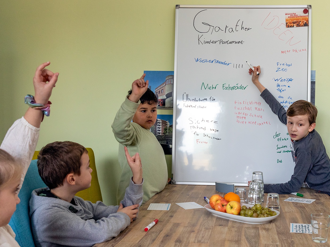 Foto mit Kindern des Garather Kinderparlament bei der Arbeit
