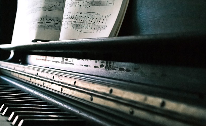 Foto eines Klaviers mit Noten