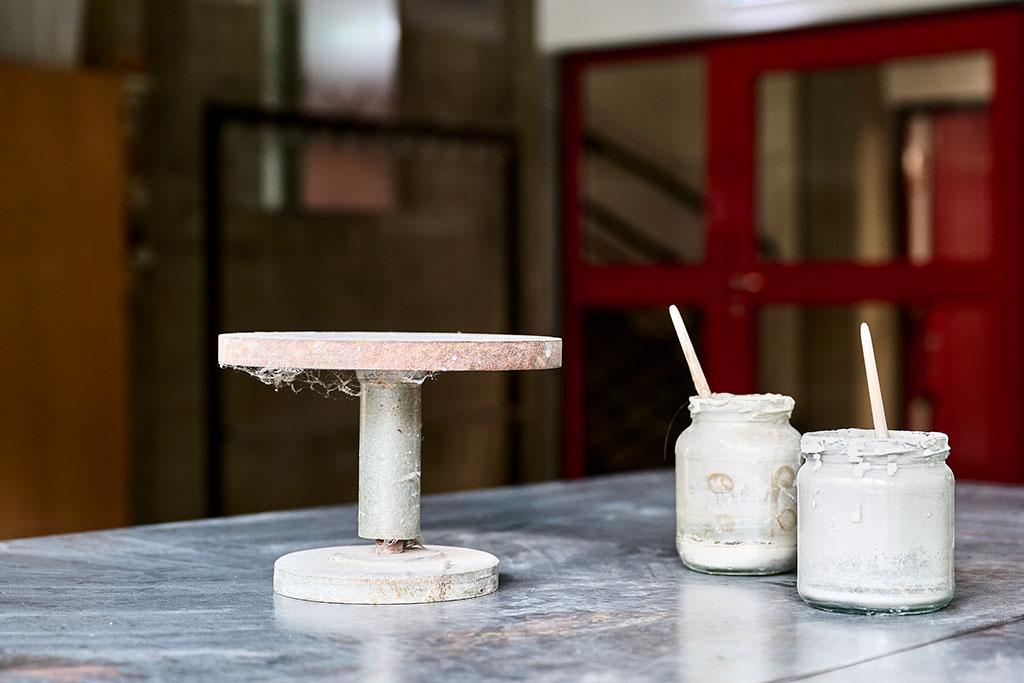 Foto mit Geräten in der Töpferwerkstatt des Kulturhaus Süd